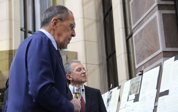 Embaixador brasileiro em Moscou, Antonio Luis Espinola Salgado, e chanceler russo, Sergei Lavrov, visitam a exposição dedicada ao 190° aniversário das relações bilaterais russo-brasileiras, no Ministério das Relações Exteriores da Rússia, em 26 de outubro de 2018 - Sputnik Brasil