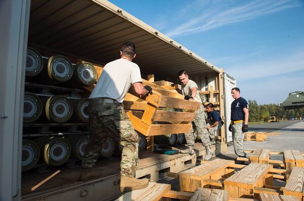 Soldados estadunidenses descarregam munições recém-entregues na base militar de Ramstein (Alemanha)  - Sputnik Brasil