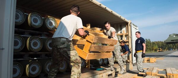 Soldados estadunidenses descarregam munições recém-entregues na base militar de Ramstein (Alemanha) Soldados estadunidenses descarregam munições recém-entregues na base militar de Ramstein (Alemanha) - Sputnik Brasil