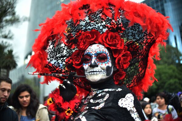 Participante do Desfile de Catrinas durante a comemoração do Dia dos Mortos no México - Sputnik Brasil