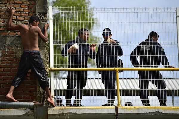 Imigrante das Honduras rumo aos EUA, prestes a saltar para o rio Suchiate da ponte fronteiriça internacional entre a Guatemala e o México. - Sputnik Brasil