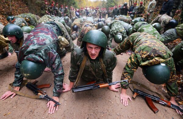 Soldados das forças especiais da Bielorrússia passando por testes para poder usar a boina vermelha, a mais alta insígnia dos militares deste tipo de tropas - Sputnik Brasil