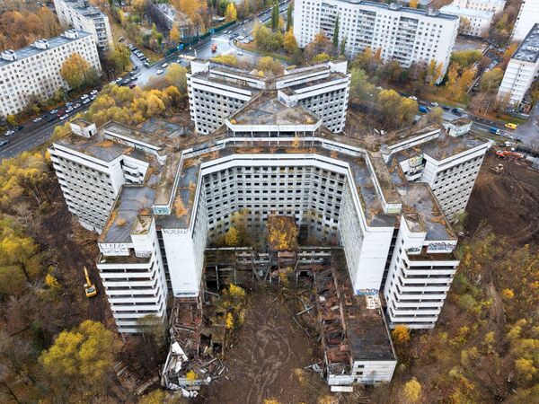 Início de demolição do prédio inacabado do hospital de Khovrino, em Moscou - Sputnik Brasil