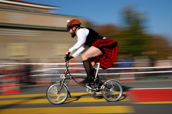 Participante do campeonato internacional de ciclismo Brompton, em Berna, Suíça - Sputnik Brasil