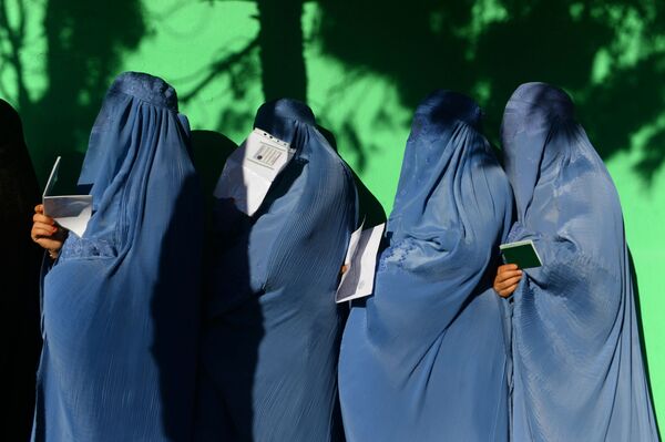 Mulheres esperando na fila para votar em um centro de votação no Afeganistão - Sputnik Brasil