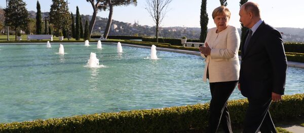 Vladimir Putin and Angela Merkel during Istanbul summit - Sputnik Brasil