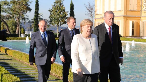 Russian President Vladimir Putin, French President Emmanuel Macron, German Chancellor Angela Merkel and Turkish President Recep Tayyip Erdogan (right) during the meeting on Syria, October 27, 2018. - Sputnik Brasil