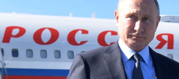 O presidente russo, Vladimir Putin, na chegada a Instambul para encontro multilateral sobre a Síria. - Sputnik Brasil