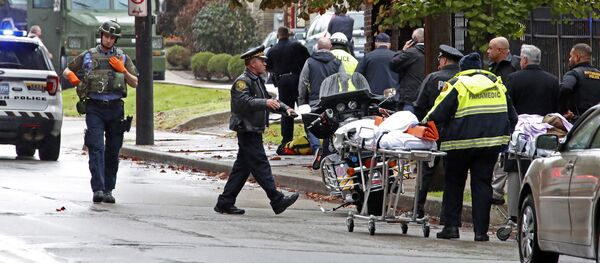 First responders surround the Tree of Life Synagogue - Sputnik Brasil