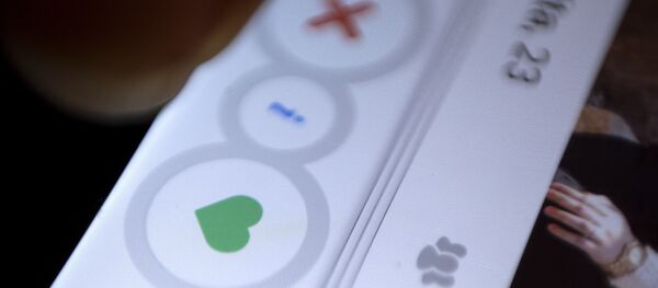 Man uses the dating app Tinder - Sputnik Brasil