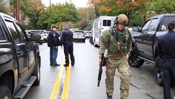 Police officers respond after a gunman opened fire at the Tree of Life synagogue in Pittsburgh Pennsylvania. - Sputnik Brasil