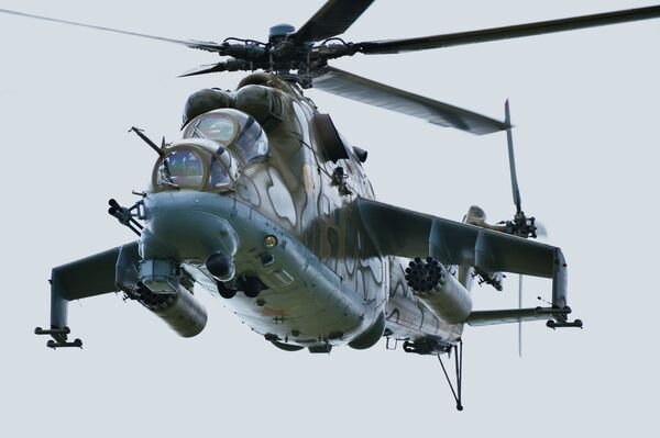 Helicóptero Mi-24 durante as manobras antiterroristas conjuntas dos exércitos da OCX Mirnaya Missiya 2018 (Missão Pacífica 2018) - Sputnik Brasil