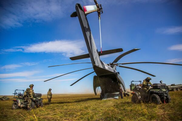 Helicóptero Mi-26 durante as manobras militares Vostok 2018 no polígono de Tsugol, na região de Transbaikal - Sputnik Brasil