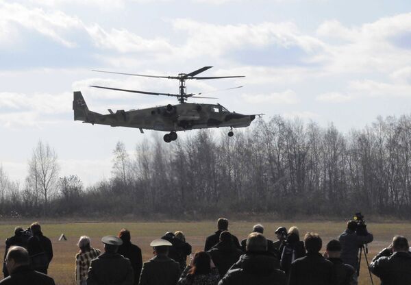 Helicóptero de ataque Ka-50 Tubarão Negro durante um voo de demonstração - Sputnik Brasil