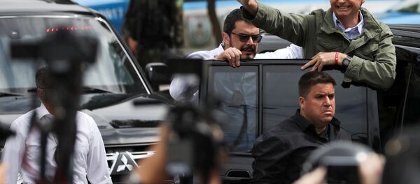 Jair Bolsonaro entra no carro após votar no RJ, em 28 de outubro de 2018 Jair Bolsonaro entra no carro após votar no RJ, em 28 de outubro de 2018 - Sputnik Brasil