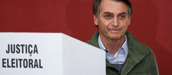 Jair Bolsonaro coloca seu voto no segundo turno das presidenciais no Brasil, em 28 de outubro de 2018 - Sputnik Brasil
