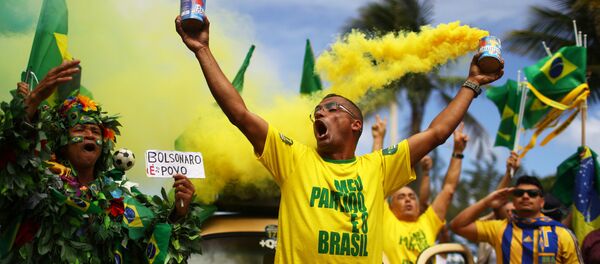 Simpatizantes de Jair Bolsonaro se manifestam no dia da eleição, no RJ, em 28 de outubro de 2018 - Sputnik Brasil