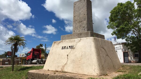 Marco da fronteira entre Brasil e Uruguai. Monumento divide Chuí e Chuy. - Sputnik Brasil
