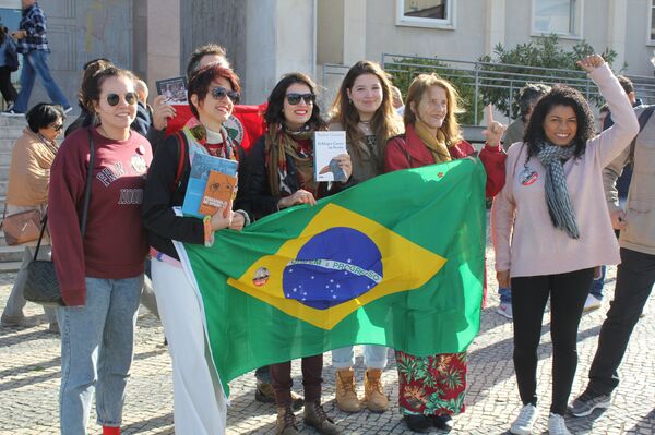 Apoiadores de Fernando Haddad (PT) durante o segundo turno das eleições em Lisboa, Portugal  - Sputnik Brasil