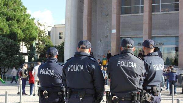 Polícia portuguesa durante o segundo turno das eleições brasileiras em Lisboa, Portugal - Sputnik Brasil