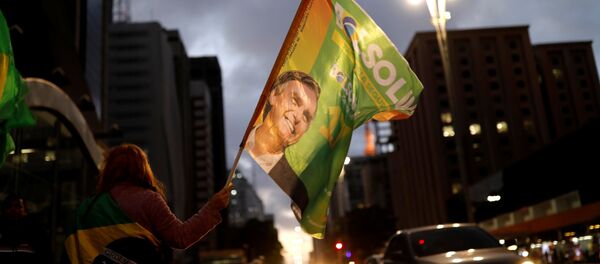 Bandeira com retrato de Jair Bolsonaro (PSL), 28 de outubro de 2018 Bandeira com retrato de Jair Bolsonaro (PSL), 28 de outubro de 2018 - Sputnik Brasil