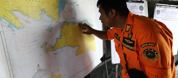 Um membro da equipe de resgate mostra o local da queda do avião do voo JT 610 da companhia aérea Lion Air, Indonésia, 29 de outubro de 2018 - Sputnik Brasil