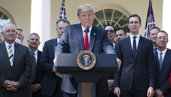 Presidente dos EUA, Donald Trump, fala do Jardim das Rosas da Casa Branca em Washington, em 1º de outubro de 2018 - Sputnik Brasil