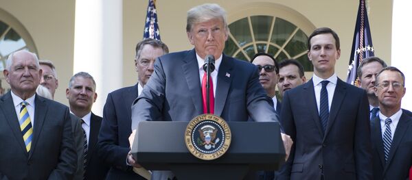 Presidente dos EUA, Donald Trump, fala do Jardim das Rosas da Casa Branca em Washington, em 1º de outubro de 2018 - Sputnik Brasil