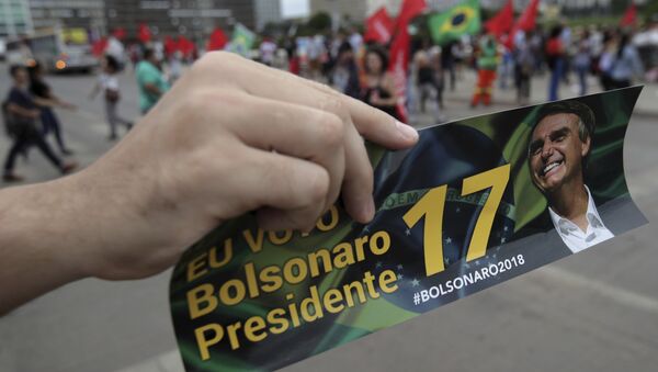 Panfleto promovendo a candidatura de Jair Bolsonaro à Presidência do Brasil, na véspera das eleições de 2018 - Sputnik Brasil