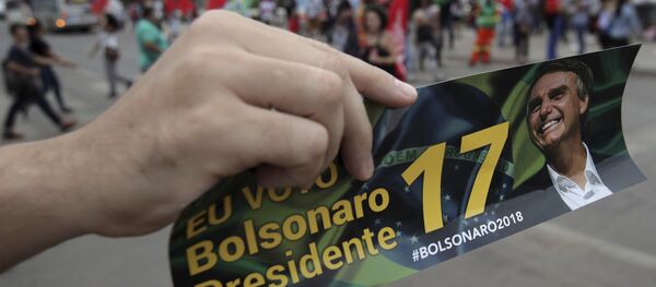 Panfleto promovendo a candidatura de Jair Bolsonaro à Presidência do Brasil, na véspera das eleições de 2018 Panfleto promovendo a candidatura de Jair Bolsonaro à Presidência do Brasil, na véspera das eleições de 2018 - Sputnik Brasil