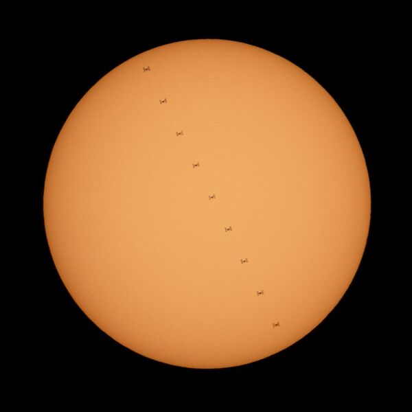 Estação Espacial Internacional passando pelo Sol - Sputnik Brasil