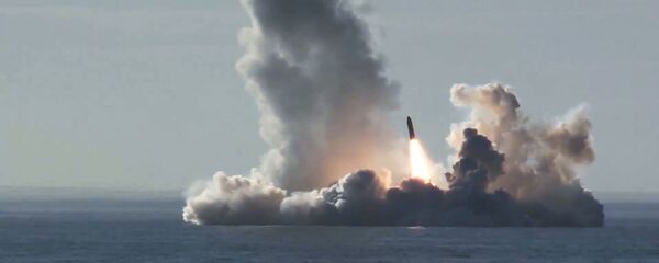 Lançamento de quatro mísseis a partir do submarino Yuri Dolgoruky da classe Borei - Sputnik Brasil