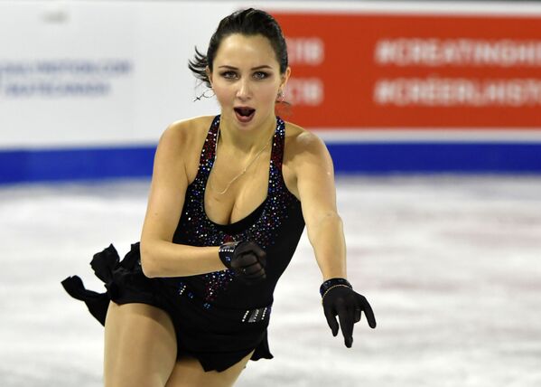 Patinadora russa Elizaveta Tuktamysheva na última apresentação antes de ganhar medalha de ouro no Grand Prix de Patinação Artística em Quebec, no Canadá - Sputnik Brasil