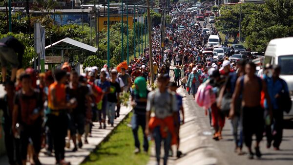 Migrantes da América Central caminham ao longo da estrada perto da fronteira com a Guatemala, enquanto continuam sua jornada tentando alcançar os EUA. - Sputnik Brasil