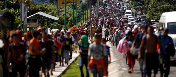 Migrantes da América Central caminham ao longo da estrada perto da fronteira com a Guatemala, enquanto continuam sua jornada tentando alcançar os EUA. - Sputnik Brasil