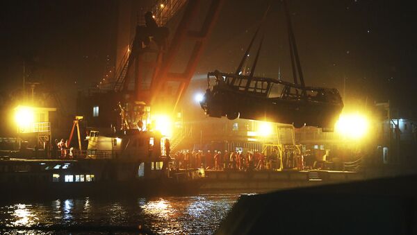 Ônibus após queda de ponte no rio Yangtze, no sudoeste da China, em 28 de outubro (foto de arquivo) - Sputnik Brasil