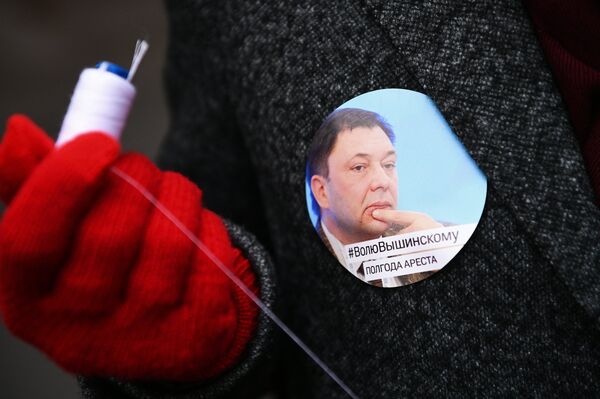 Participante da ação com carretel de linha branca e adesivo com imagem de Kirill Vyshincky Participante da ação com carretel de linha branca e adesivo com imagem de Kirill Vyshincky - Sputnik Brasil