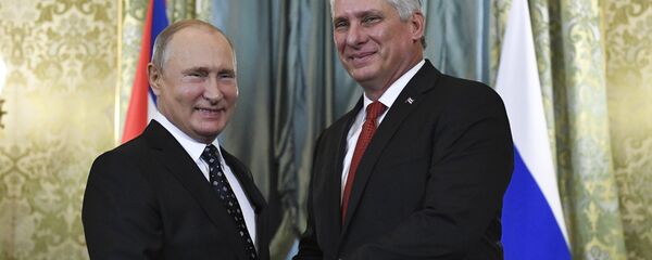 O presidente da Rússia, Vladimir Putin (à esquerda), durante encontro com o presidente de Cuba, Miguel Diaz-Canel Bermudez (à direita) em Moscou. - Sputnik Brasil