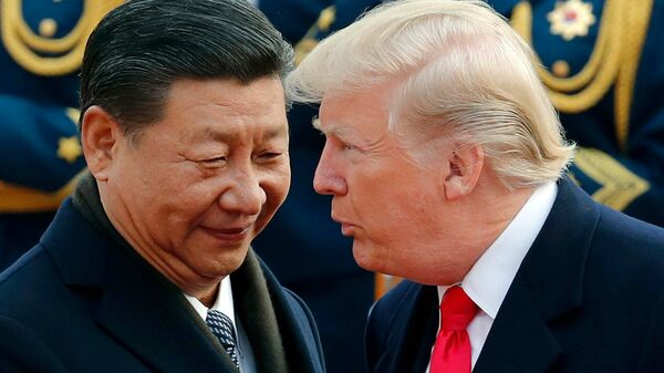 O presidente dos EUA, Donald Trump, conversa com o presidente chinês, Xi Jinping, durante uma cerimônia de boas-vindas no Grande Salão do Povo em Pequim. - Sputnik Brasil
