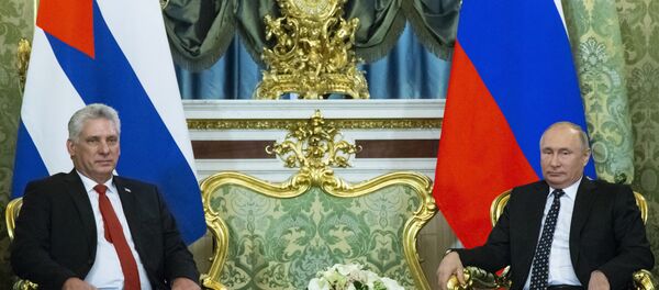 O presidente de Cuba, Miguel Diaz-Canel (à esquerda) e o presidente da Rússia, Vladimir Putin (à direita), durante encontro em Moscou. - Sputnik Brasil