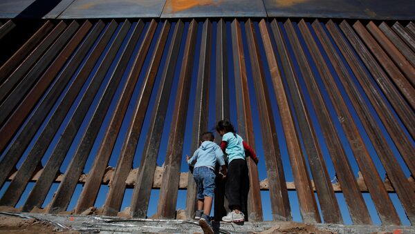 Crianças na cidade de Sunland Park, na divisa entre México e Estados Unidos. - Sputnik Brasil