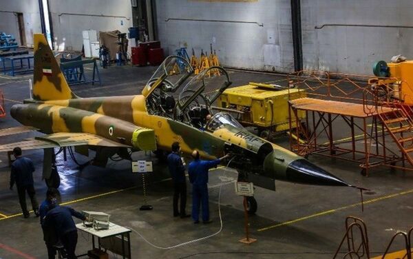 Irã lança produção em série do caça Kowsar - Sputnik Brasil