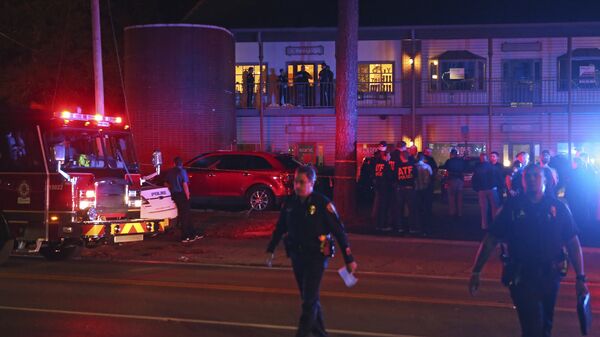 Investigadores da polícia dos EUA trabalham na cena de um tiroteio, em Tallahassee, na Flórida, 2 de novembro de 2018 - Sputnik Brasil