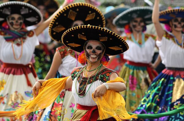 Pessoas participam do desfile do Dia dos Mortos na Cidade do México - Sputnik Brasil