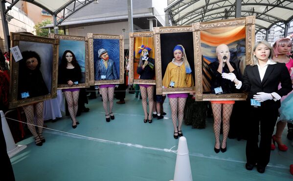 Pessoas fantasiadas posam para foto antes do desfile de Halloween em Kawasaki, ao sul de Tóquio, Japão, 28 de outubro de 2018 - Sputnik Brasil