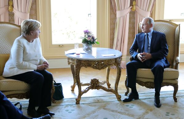 Presidente russo Vladimir Putin e chanceler alemã, Angela Merkel, durante reunião - Sputnik Brasil