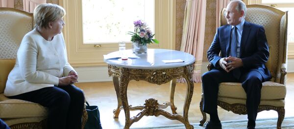 Presidente russo Vladimir Putin e chanceler alemã, Angela Merkel, durante reunião - Sputnik Brasil