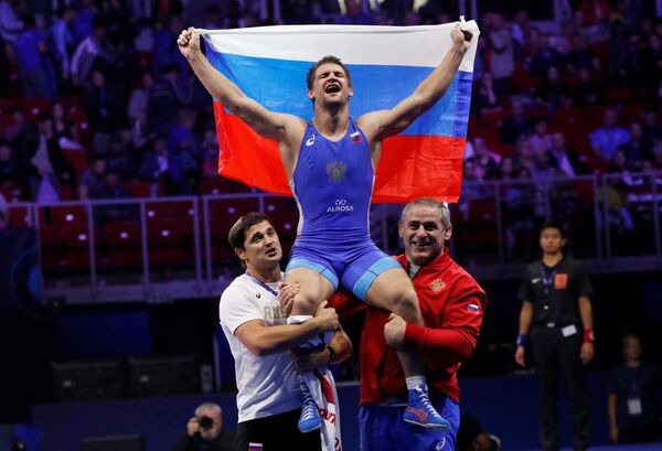 Lutador greco-romano Aleksandr Chekhirkin comemora sua vitória no Campeonato Mundial de Wrestling na Hungria, 28 de outubro de 2018 - Sputnik Brasil