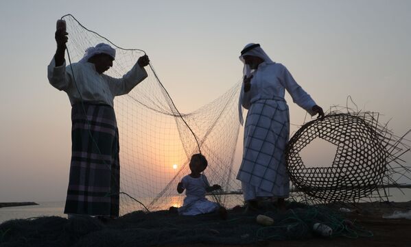 Homens ensinam artesanato à criança durante festival de Dalma Sailing, nos Emirados Árabes Unidos, em 27 de outubro de 2018 - Sputnik Brasil