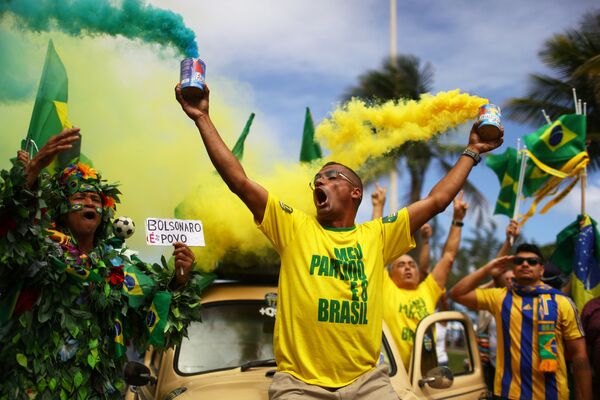 Partidários de Jair Bolsonaro, presidente eleito do Partido Social Liberal (PSL), comemoram durante segundo turno das eleições, no Rio de Janeiro, Brasil, em 28 de outubro de 2018 - Sputnik Brasil